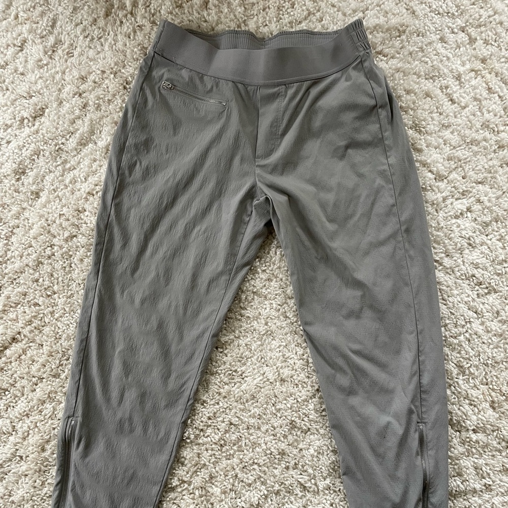 Athleta size 6 pants. Excellent condition.